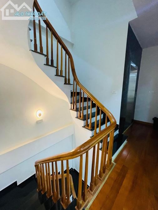 Nhà Hoàng Quốc Việt, 55m2 thang máy, phân lô quân đội, view vườn hoa - 2