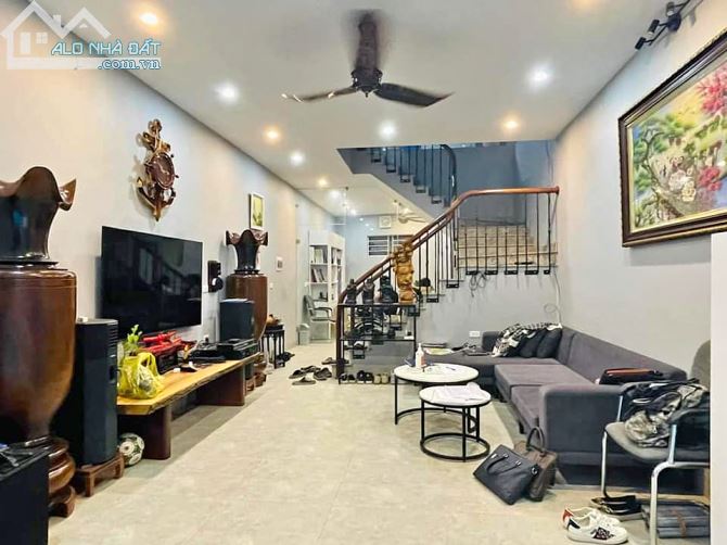 Bán nhà đường Pháo Đài Láng, Gần ĐH Ngoại Thương, Dt 35m2 x5 tầng, Giá 4,7 tỷ