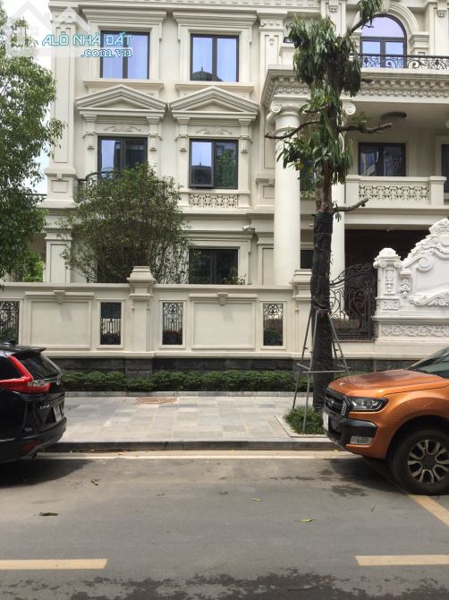 Cho thuê(CẢ NHÀ) nhà liền  TRẦN KIM XUYẾN.dt 60m2,5 tầng,mt 6m.Giá:35tr/th.