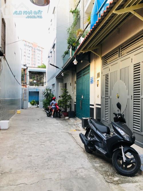 Nhà 1 xẹt Nguyễn Duy Dương, Quận 10, 4 tầng, 51m2, 6 tỷ hơn