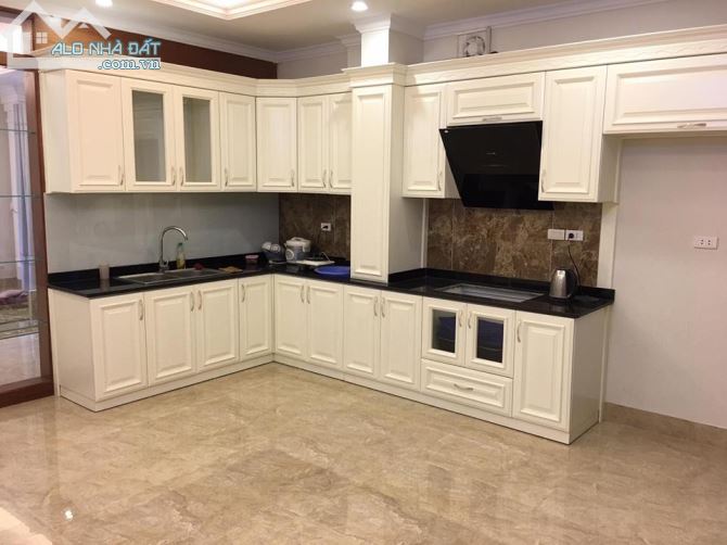 Cho thuê nhà phố Liễu Giai, dt 80m2x9 tầng, thông sàn có thang máy, ngõ 4 làn xe. Giá 50tr - 2