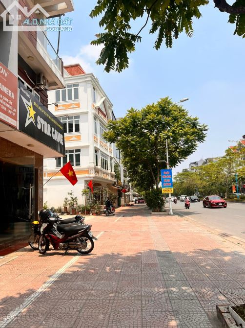 Mặt phố Cổ Linh, Vỉa hè 6m - Mặt đường đôi - Kinh doanh, DT 111m2, MT 6.5m, giá 26.6 tỷ
