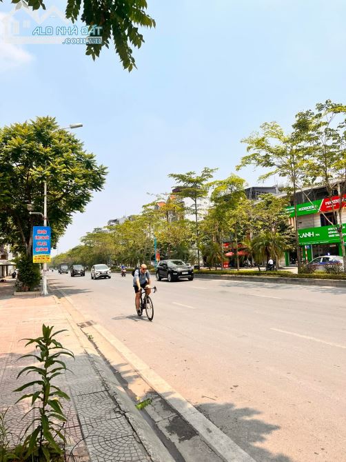Mặt phố Cổ Linh, Vỉa hè 6m - Mặt đường đôi - Kinh doanh, DT 111m2, MT 6.5m, giá 26.6 tỷ - 2