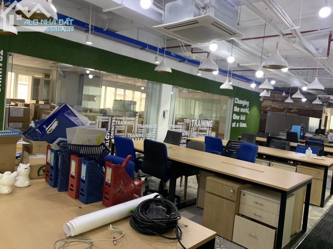 Cho thuê nguyên sàn 500m2 trống suốt có fitout và nội thất, trung tâm P. Cô Giang, Quận 1