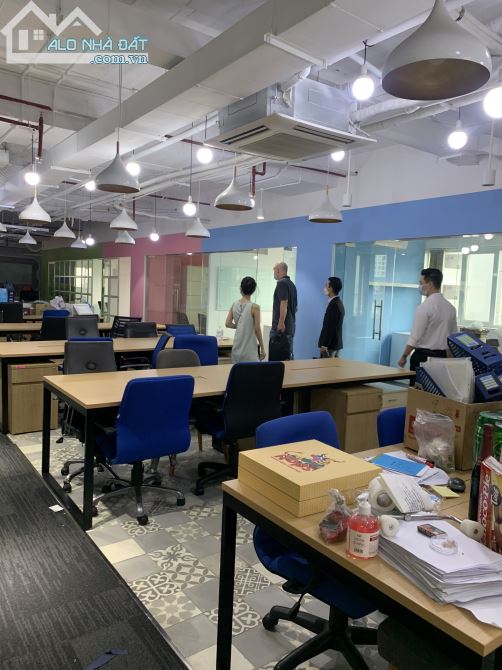 Cho thuê nguyên sàn 500m2 trống suốt có fitout và nội thất, trung tâm P. Cô Giang, Quận 1 - 2