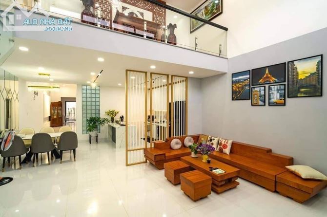 Cho thuê nhà gấp mặt đường Linh Lang, phù hợp mọi loại hình KD, 70m2x5T, mặt tiền 5m, 35tr