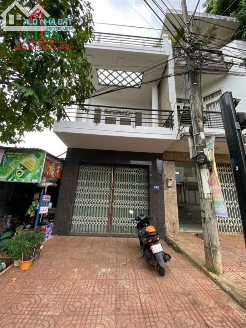 Bán nhà 1 trệt 1 lầu mặt tiền Nguyễn Thị Minh Khai dt 4,5x23m tc 100% hướng Nam giá 7,8 tỉ