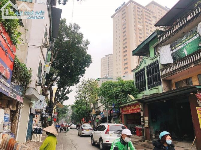 Bán nhà mặt phố Trương Định, 65m2 x 5 tầng lô góc, vỉa hè, thang máy, nhà mới, giá hơn 16