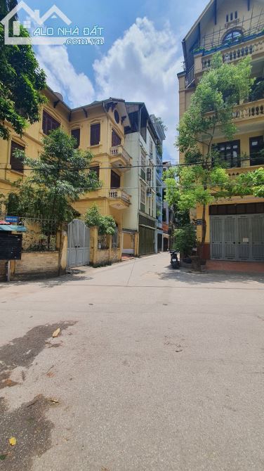 Bán nhà phố Trần Quốc Hoàn, Cầu Giấy. Dt 70m2, 4T, Mt 7m, 18 Tỷ. Sổ phân lô, Ôtô, KDoanh