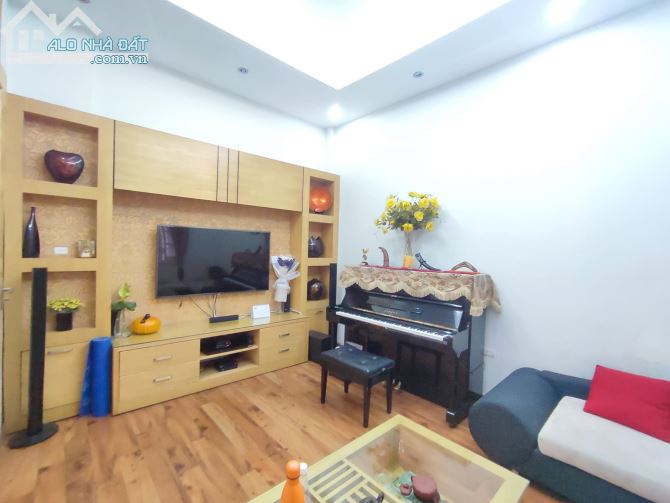 Bán nhà phố Trần Quốc Hoàn, Cầu Giấy. Dt 70m2, 4T, Mt 7m, 18 Tỷ. Sổ phân lô, Ôtô, KDoanh - 1