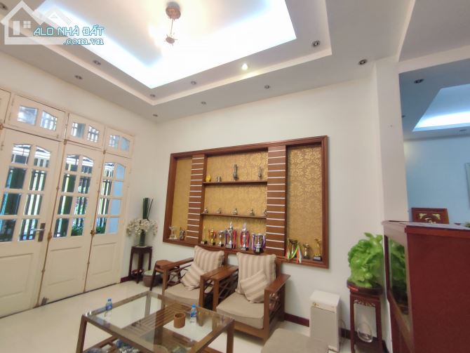Bán nhà phố Trần Quốc Hoàn, Cầu Giấy. Dt 70m2, 4T, Mt 7m, 18 Tỷ. Sổ phân lô, Ôtô, KDoanh - 3