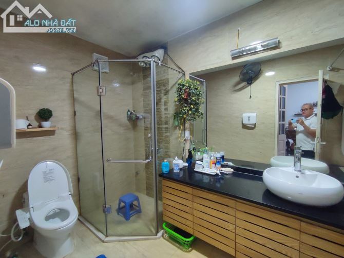 Bán nhà phố Trần Quốc Hoàn, Cầu Giấy. Dt 70m2, 4T, Mt 7m, 18 Tỷ. Sổ phân lô, Ôtô, KDoanh - 5