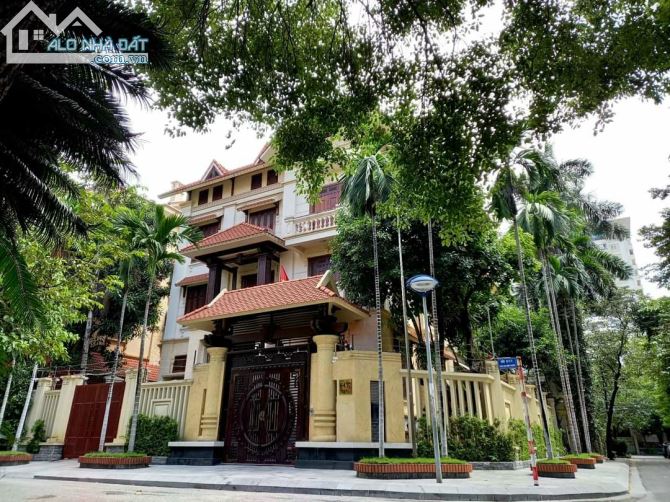 Bán biệt thự duy nhất ở KĐT Trung Yên. DT 210m2, Xây 3,5 tầng + Hầm. MT 30m, Lô góc.