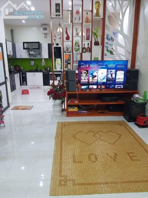 Bán nhà phố Nguyễn Phúc Lai, diện tích 40m2 x4 tầng 1 tum, gần Hồ Hoàng Cầu, Giá 5,6 tỷ