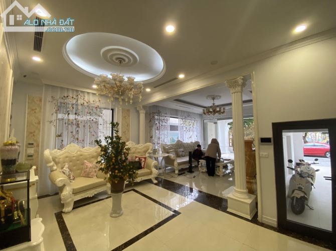 Biệt Thự VIP KĐT Việt Hưng, Nội thất xịn xò - Bể bơi, DT 200m2x5T, MT 10m, giá 38 tỷ