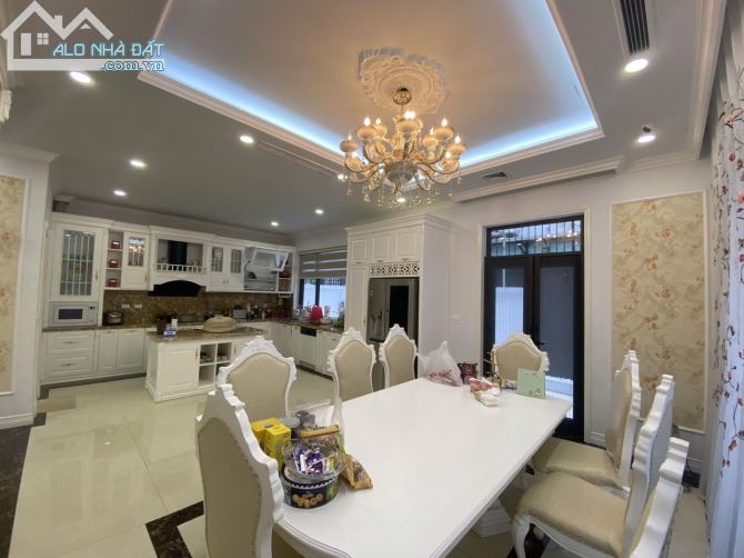 Biệt Thự VIP KĐT Việt Hưng, Nội thất xịn xò - Bể bơi, DT 200m2x5T, MT 10m, giá 38 tỷ - 1
