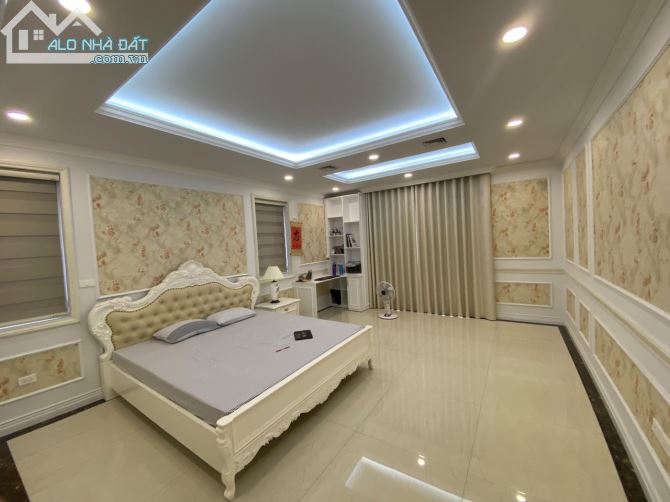 Biệt Thự VIP KĐT Việt Hưng, Nội thất xịn xò - Bể bơi, DT 200m2x5T, MT 10m, giá 38 tỷ - 2