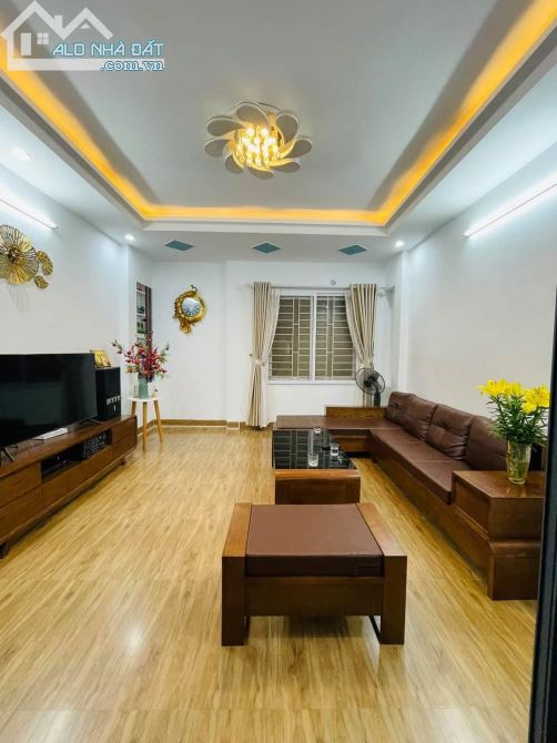 Đầu ngõ Hoàng Hoa Thám, 38m2, 5 tầng, nhỉnh 4 tỷ thương lượng