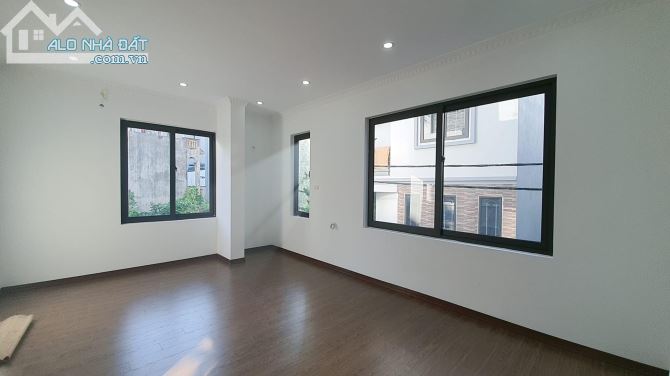 Biệt thự Việt Hưng 95m2 x MT 7m, chủ tặng nội thất, trước nhà đường 25m