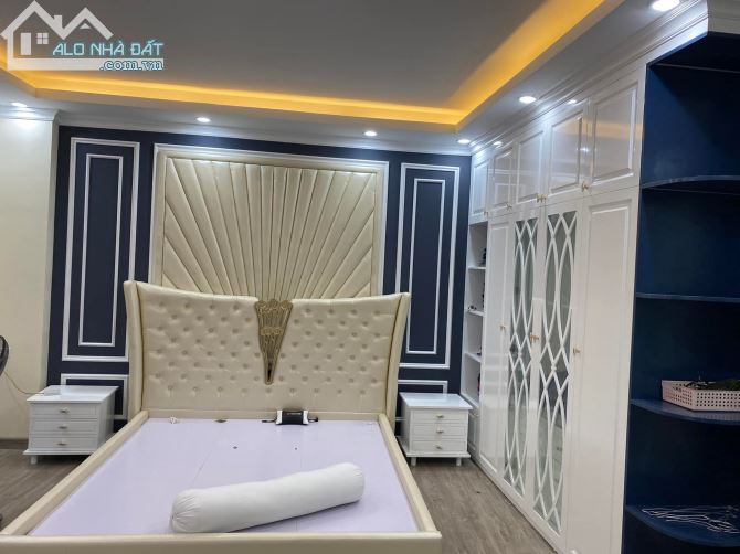 Bán nhà 5 tầng, phố Linh Lang, ô tô vào nhà, kinh doanh, giá 16.5 tỷ.