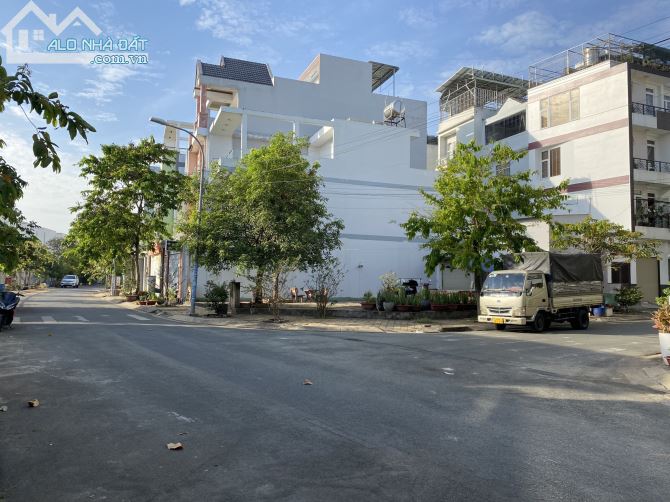 Bán đất  đường D3 Lê Văn Việt,  Phường Tăng Nhơn Phú A, DT: 10 X 22 = 206 m2. Gía: 19 tỷ - 1
