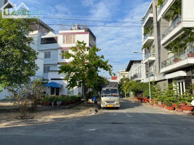 Bán đất  đường D3 Lê Văn Việt,  Phường Tăng Nhơn Phú A, DT: 10 X 22 = 206 m2. Gía: 19 tỷ - 2