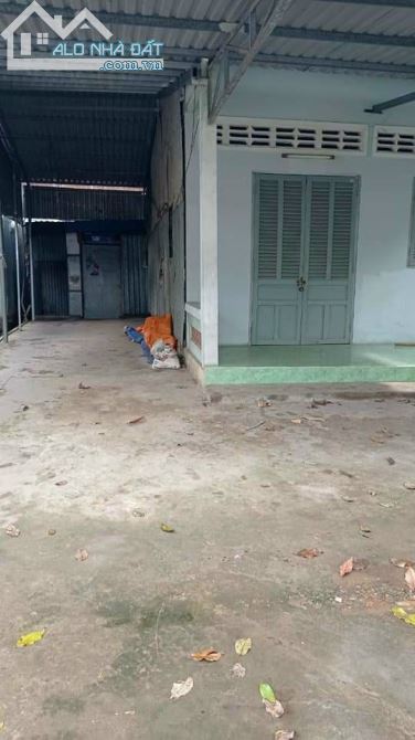 Cần bán đất tangcăn nhà cấp bốn mặt tiền đường Lê Hồng Phong thuộc phường 8 thành phố Trà.