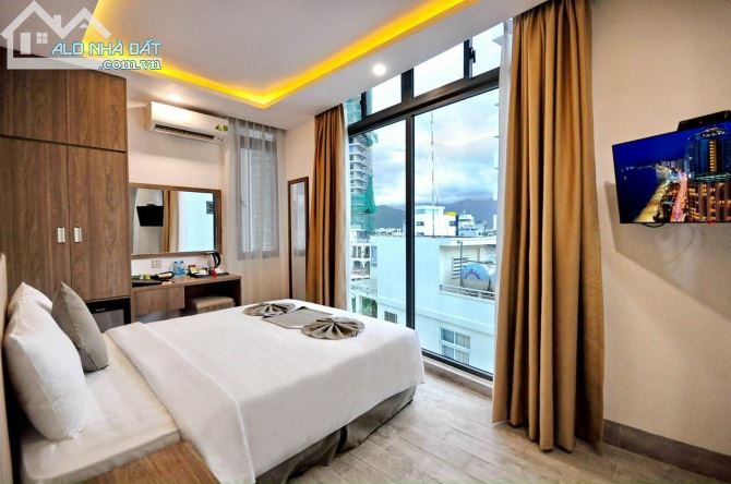 Bán khách sạn 4 sao trung tâm phố tây Nha Trang 165 phòng 330 tỉ