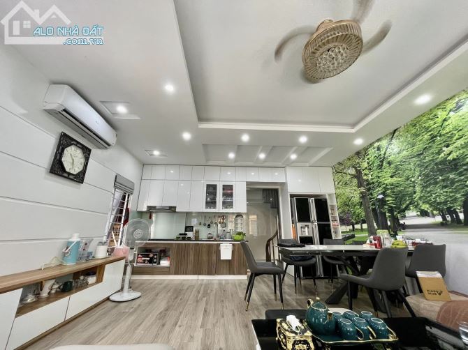 Bán nhà 5 tầng quận Cầu Giấy, lô góc, kinh doanh, giá 9.4 tỷ.
