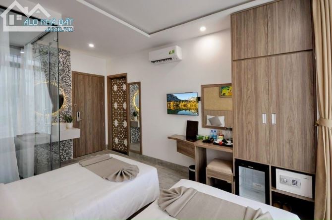 Bán khách sạn 4 sao trung tâm phố tây Nha Trang 165 phòng 330 tỉ - 1