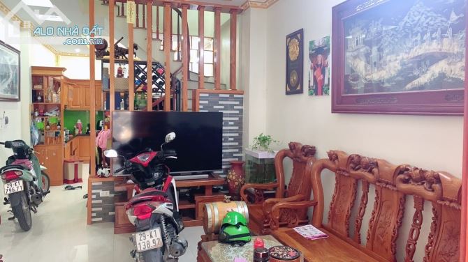GIANG BIÊN P.LÔ ÔTÔ NGÃ 5 THẦN THÁNH V.HỒ 52m 5 tầng 5.75 tỷ/. - 1