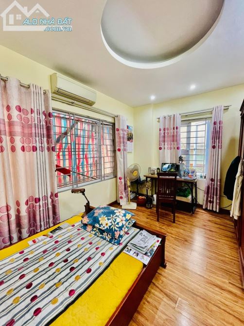 (Gấp Gấp) Bán Nhà Hoàng Quốc Việt  63m2 - Phân Lô Cán Bộ - Oto Tránh Chỉ Hơn 19 Tỷ - 2