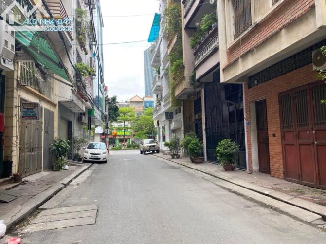 Bán nhà phân lô Trung Kính. DT 70m2 x 7 tầng. Có hầm, thang máy. Ô tô tránh nhau. 35,5 tỷ