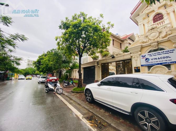 Biệt Thự Trung Văn 165m2*4 Lô Góc Vỉa Hè Mặt Tiền 22m Kinh Doanh Giá 32 tỷ.