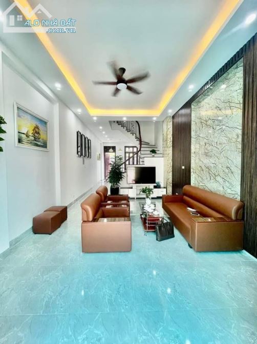 Cần Bán Gấp Nhà 35m Phố Quỳnh Mai KINH DOANH  - LÔ GÓC. Gần Ô Tô
