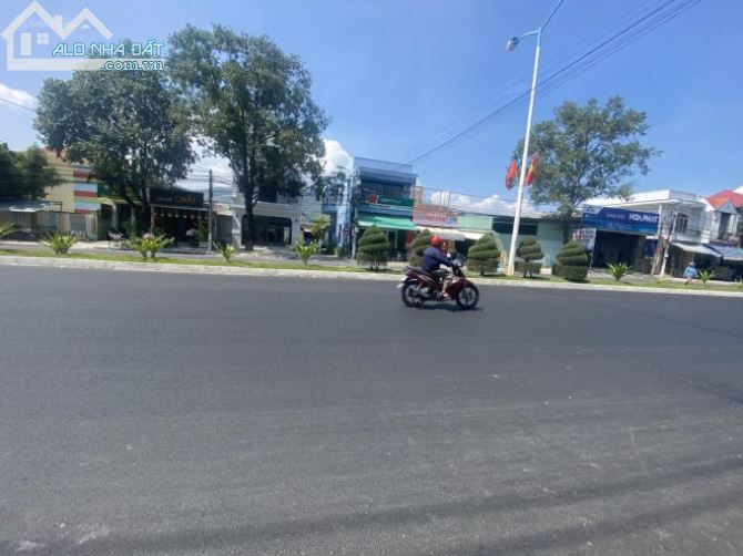 Bán lô đất mặt tiền 23/10 sát chợ Vĩnh Trung, ngang 15m - 400m2 giá 33tr/m2