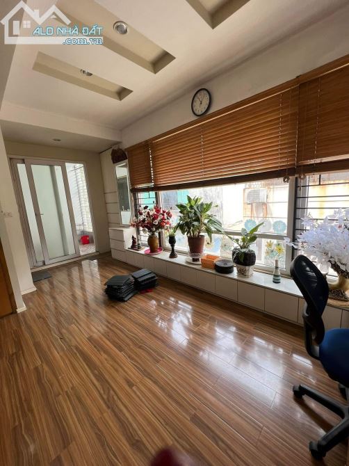 Bán nhà mặt phố Hoàng Quốc Việt, DT 152m, MT 8.2m, lô góc, 3 mặt tiền, giá 73.8 tỷ.
