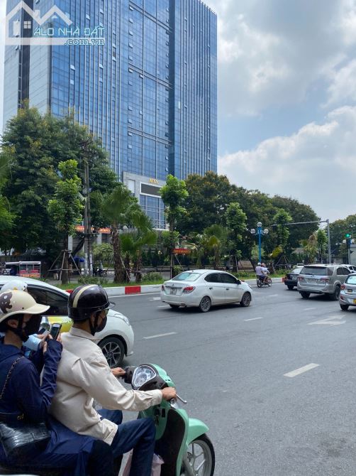 Bán nhà mặt phố Hoàng Quốc Việt, DT 152m, MT 8.2m, lô góc, 3 mặt tiền, giá 73.8 tỷ. - 3