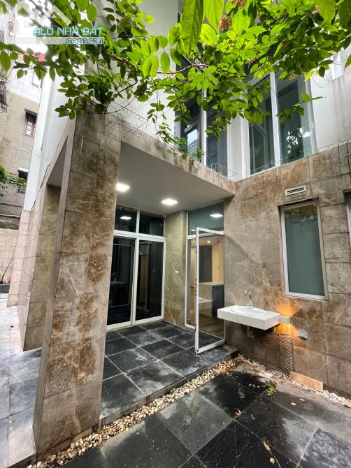 Cho thuê nhà biệt thự siêu đẹp tại phố Liễu Giai - Văn Cao, dt 200m2x 4t. Gía 35tr