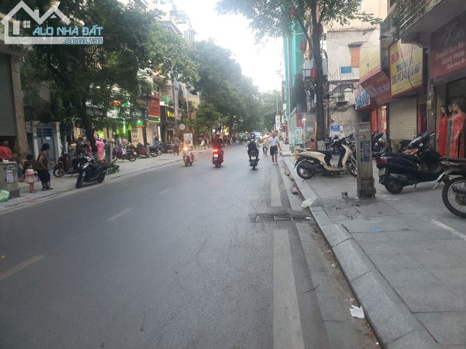 bán nhà mặt phố Đội Cấn, lô góc, 34m2x5 tầng, vỉa hè 2.5m, giá 10.95 tỷ