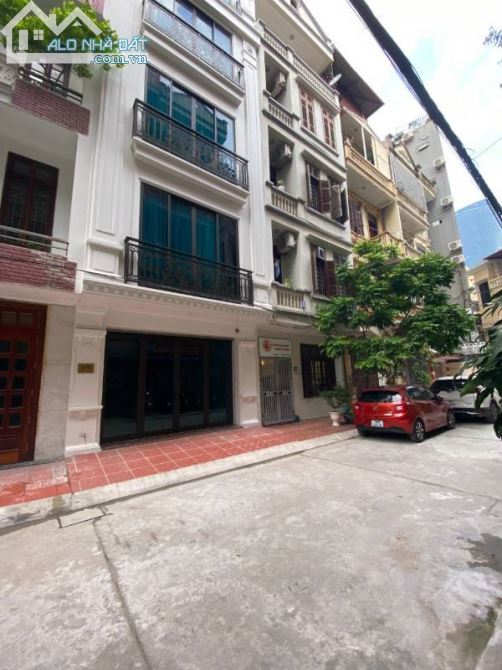 Bán nhà khu phân lô Cầu Giấy, garage oto, thoáng đẹp, nội thất xịn.