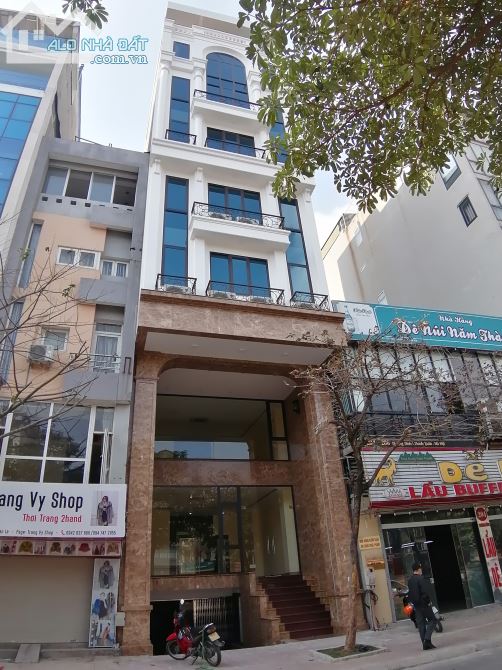 Bán tòa nhà văn phòng lô góc phố Nguyễn Đình Hoàn DT 121m, 8 tầng, MT 6.2m
