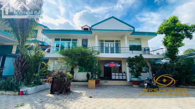 Cho thuê khuôn viên khu nhà ở, văn phòng, mặt bằng hơn 2000m2 ngay trung tâm TP gần Vincom