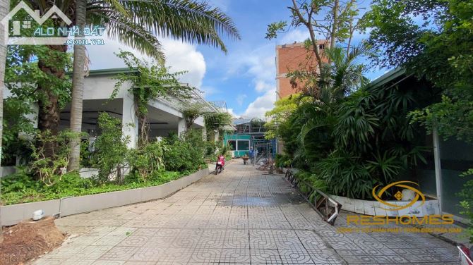 Cho thuê khuôn viên khu nhà ở, văn phòng, mặt bằng hơn 2000m2 ngay trung tâm TP gần Vincom - 3