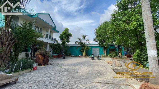 Cho thuê khuôn viên khu nhà ở, văn phòng, mặt bằng hơn 2000m2 ngay trung tâm TP gần Vincom - 4