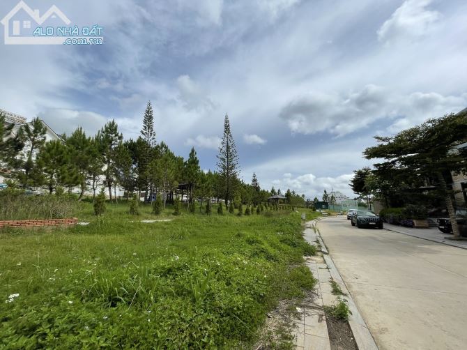 Bán lô đất 2 mặt tiền biệt lập khu Gofl Valley Đà Lạt