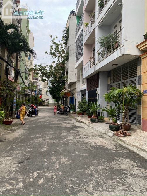 1/ Nguyễn Ngọc Nhựt .P.Tân Qúy , DT : 4m * 30m , kết cấu 1 trệt 2 lầu + ST , hẻm thông 6m - 1