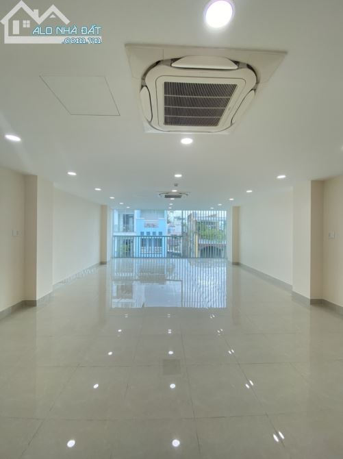 Văn phòng trống Phú Nhuận đường Nguyễn Trọng Tuyển view Full kính, tòa nhà mới xây