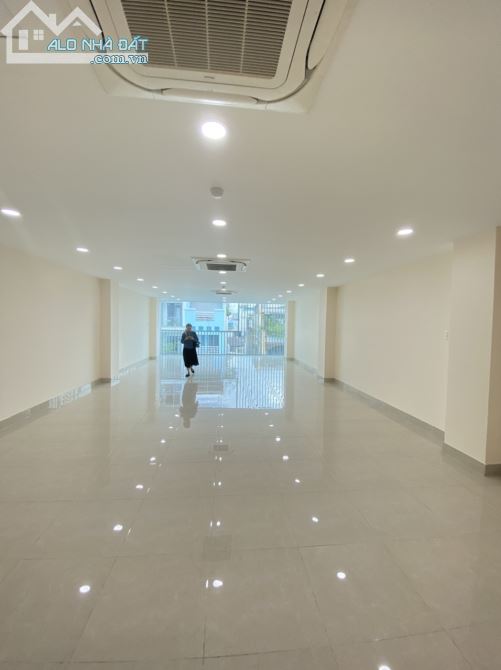 Văn phòng trống Phú Nhuận đường Nguyễn Trọng Tuyển view Full kính, tòa nhà mới xây - 1