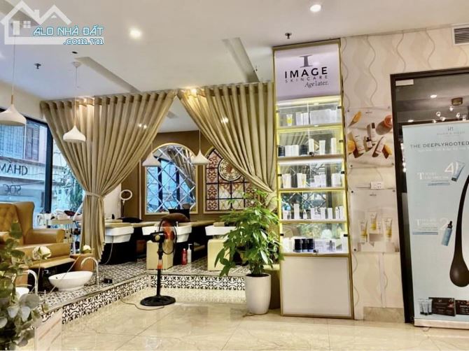 Bán nhà MẶT PHỐ NGUYỄN TRÃI, VỈA HÈ, 120, 2 tầng, chỉ 30 tỷ.